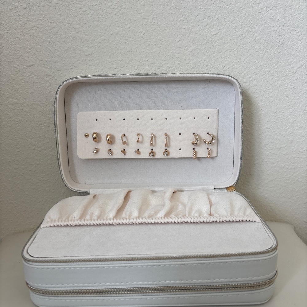 Jewelry box with included earrings set NWT